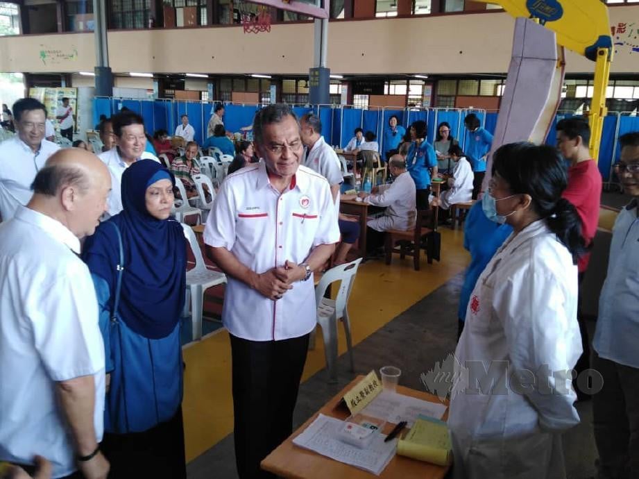 Dzulkefly (tengah) berbual bersama pakar kesihatan Hospital Tung Shin sempena Program Kem Kesihatan bersama hospital itu hari ini. FOTO Amirul Aiman Hamsuddin 
