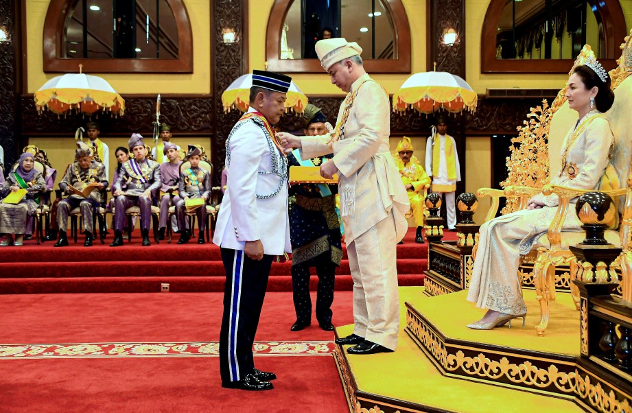 SULTAN Nazrin Muizzuddin Shah berkenan menganugerahkan Darjah Seri Pahlawan Taming Sari (SPTS) kepada Abdul Hamid di Istana Iskandariah, Kuala Kangsar, hari ini. FOTO BERNAMA.