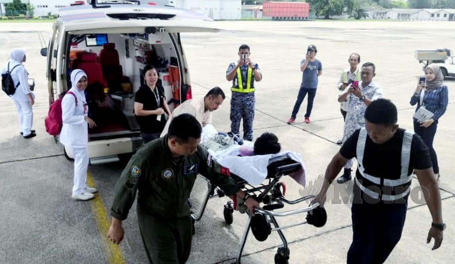 TUDM melakukan penerbangan ihsan membawa pesakit wanita dari Butterworth ke Kota Kinabalu. FOTO Ihsan TUDM