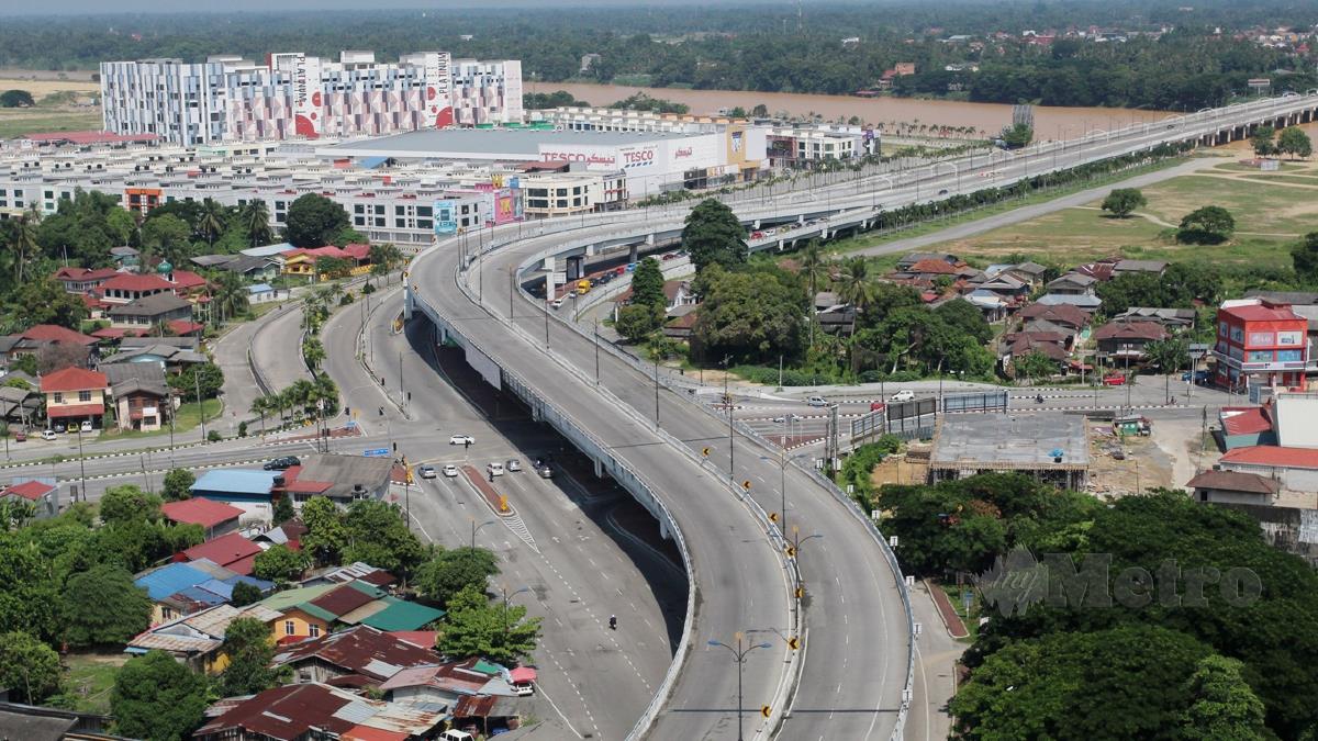 LALUAN utama sepanjang jalan Tumpat  menuju ke Jambatan Sultan Yahya Petra memasuki bandar Kota Bharu lengang berbanding hari biasa susulan pelaksanaan sekatan pergerakan bagi membendung penularan wabak Covid-19, Jun lalu. FOTO arkib NSTP