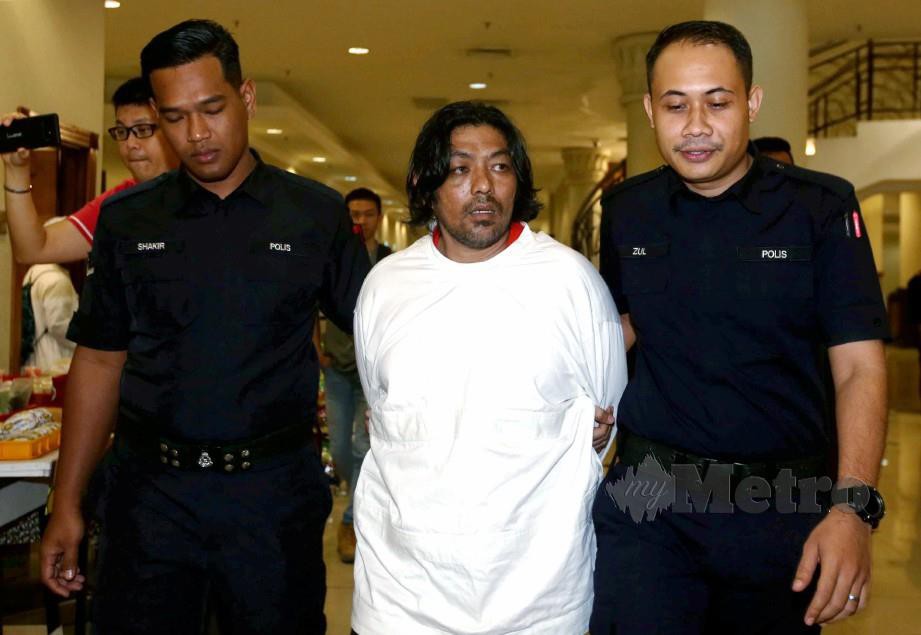 Tertuduh dihadapkan ke Mahkamah Majistret Kuantan atas tuduhan membunuh ibu kandungnya 12 November lalu di Taman Kampung Padang, Jalan Sungai Lembing. FOTO Muhd Asyraf Sawal