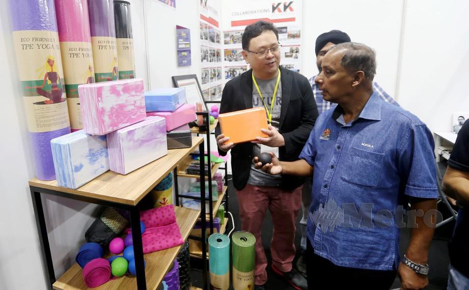 M Kulasegaran (kanan) ketika melawat pameran Perak Startup Festival 2019 di Ipoh. FOTO Effendy Rashid.