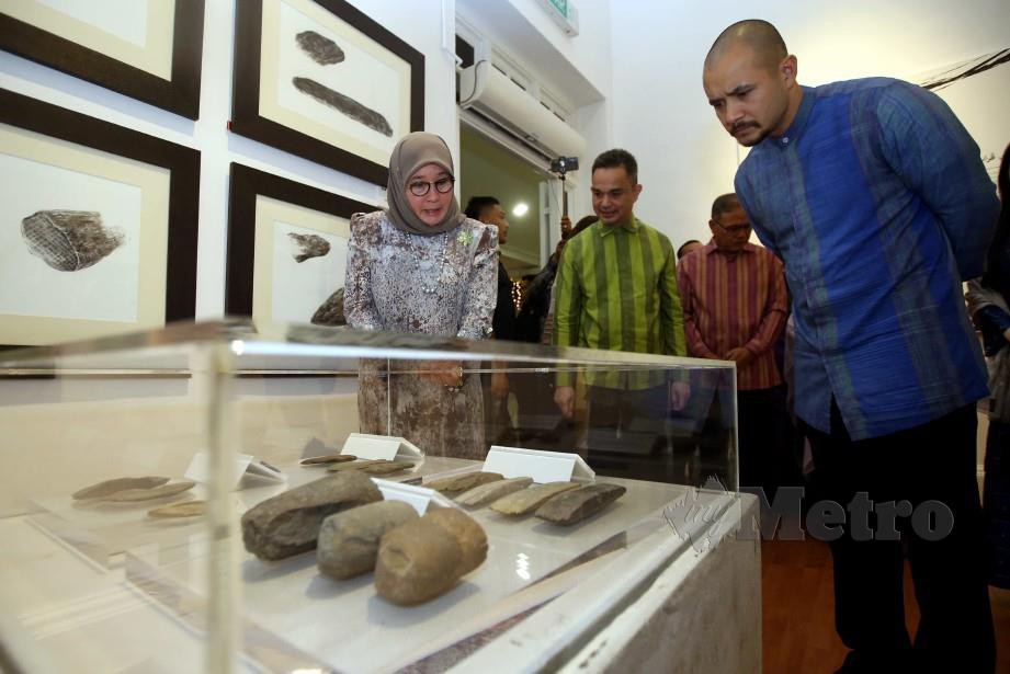 Tunku Azizah melawat pameran selepas Majlis Perasmian Pameran Warisan di Muzium Seni Pahang. FOTO Muhd Asyraf Sawal