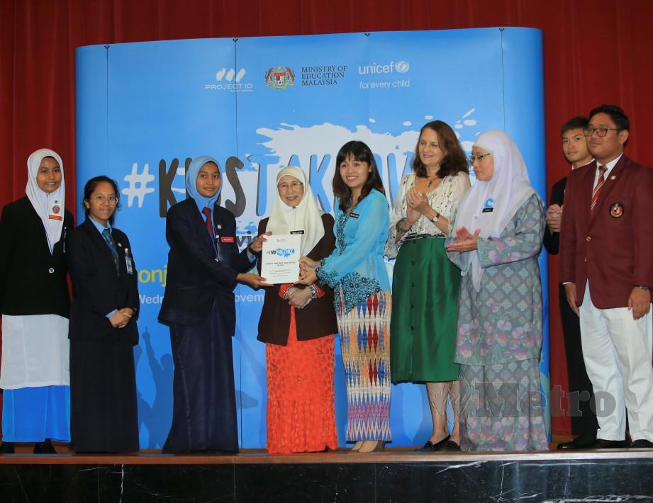 Dr Wan Azizah menyaksikan Teo Nie Ching menerima kertas cadangan dasar anti buli daripada pelajar SMK Rantau Negeri Sembilan, Nur Iwani Izzati Ruhaizard (tiga dari kiri) pada program #kidstakeoverParlimen. FOTO Mohd Yusni Ariffin