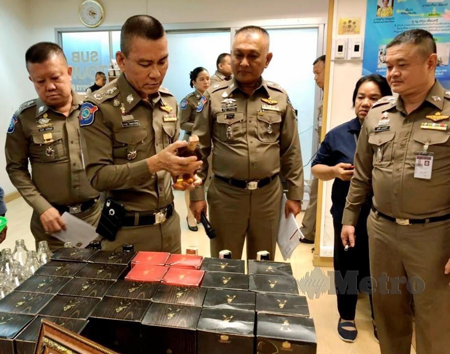 Polis memeriksa peralatan yang ditemui selepas lelaki rakyat Malaysia ditahan Isnin lalu. FOTO Bernama 