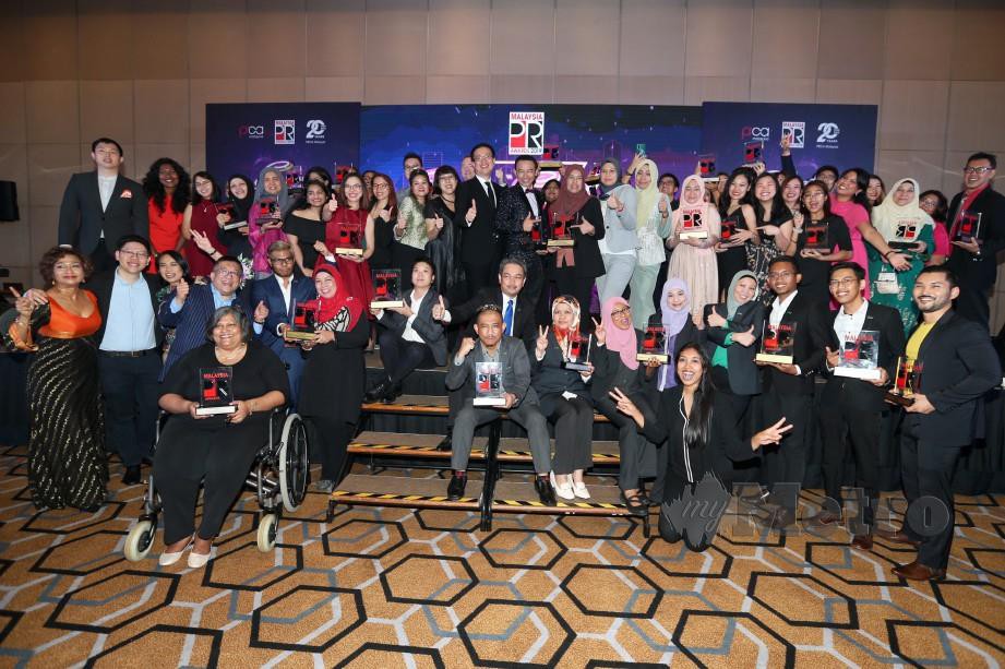 Andy See (tengah) bergambar bersama pemenang sempena MPRA 2019. FOTO Zunnur Al Shafiq