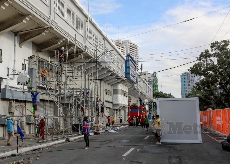 KERJA penyelenggaraan masih dijalankan di sekitar kawasan Stadium Memorial Rizal bersempena Sukan SEA Filipina 2019. FOTO Osman Adnan