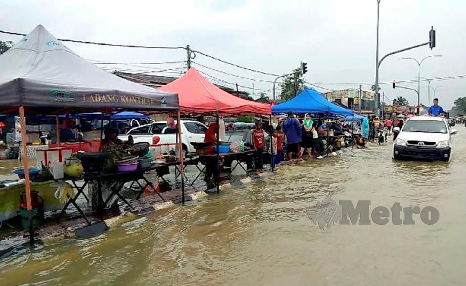 Penduduk tidak melepaskan peluang membuka gerai makanan dan minuman di sepanjang jalan di pekan Rantau Panjang. FOTO Syaherah Mustafa