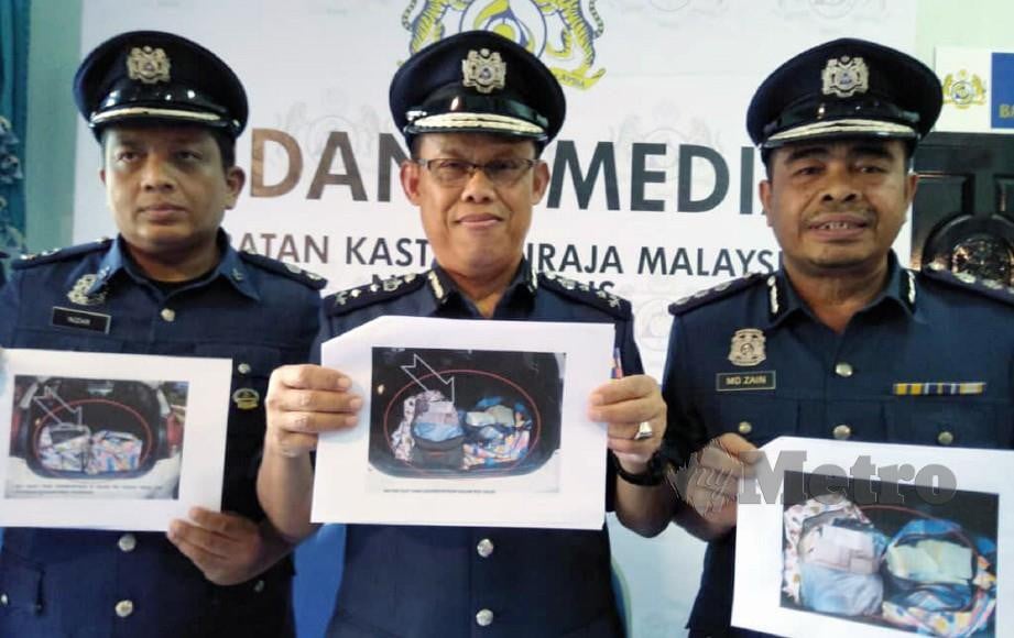WAN Nor (tengah) dan pegawainya menunjukkan gambar wang tunai yang dirampas kelmarin. FOTO Dziyaul Afnan Abdul Rahman.