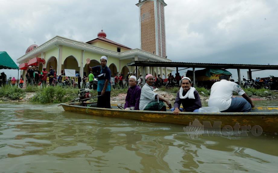 Masjid Kubang Sawa dijadikan pusat pemindahan sementara bagi 40 mangsa banjir. FOTO Syamsi Suhaimi 