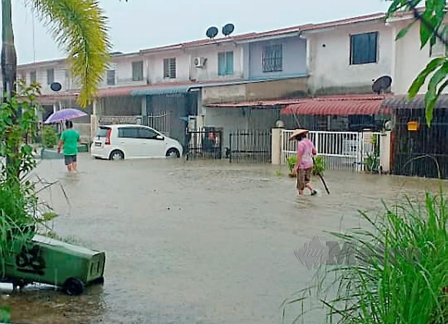 Banjir mula melanda Sarawak terutama di Kuching. FOTO NSTP