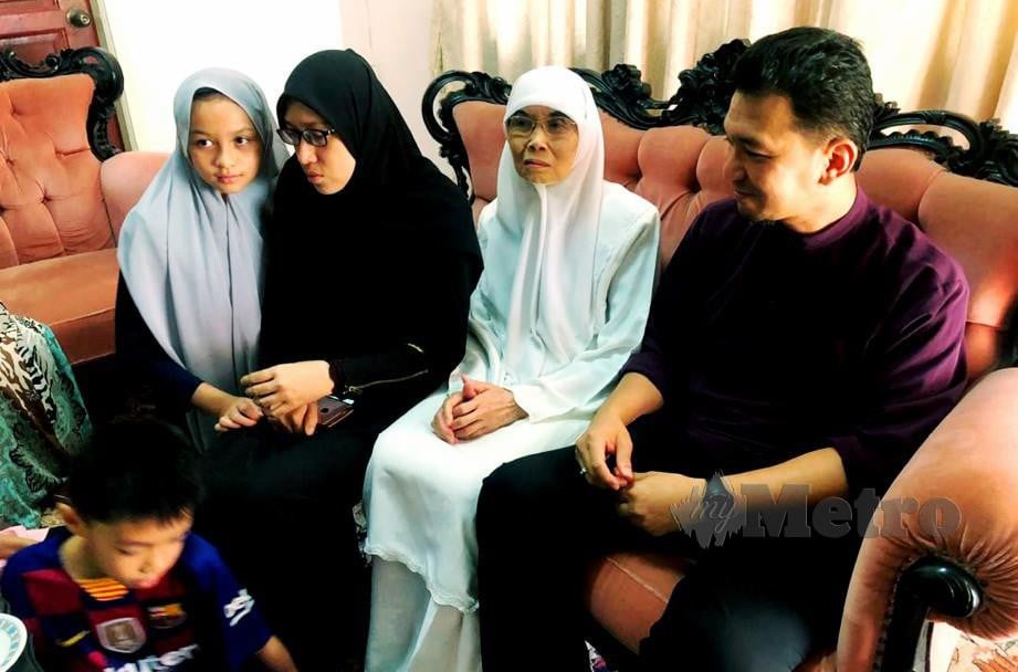 Halimah berkumpul bersama ahli keluarganya ketika ditemui di rumahnya di Kota Bharu. FOTO Muhamaad Razis Ismail