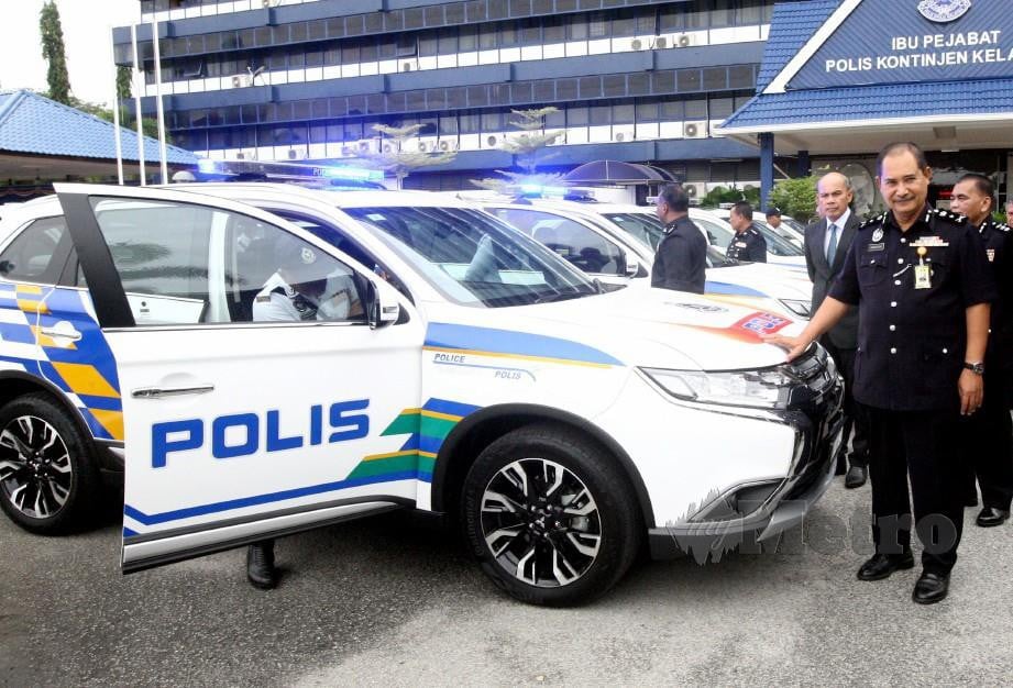 ABDULLAH bersama enam kenderaan Mitsubishi Outlander untuk kegunaan polis trafik. FOTO Zaman Huri Isa