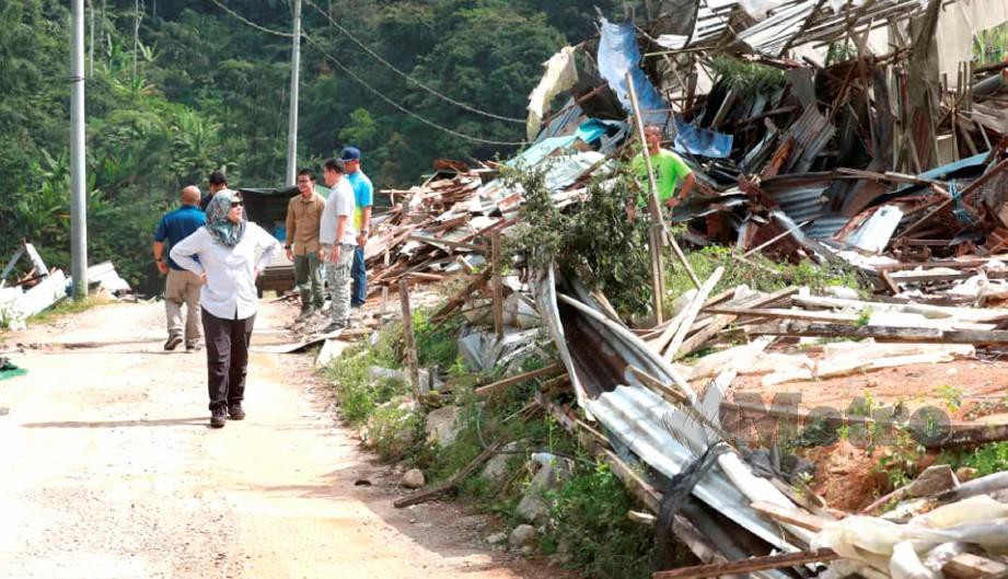 TINJAUAN Jabatan Perhutanan Negeri Pahang (JPNP) di tapak pembinaan yang dimusnahkan di kebun sayur Sungai Icat, Terla, Mac lalu. FOTO Arkib NSTP.
