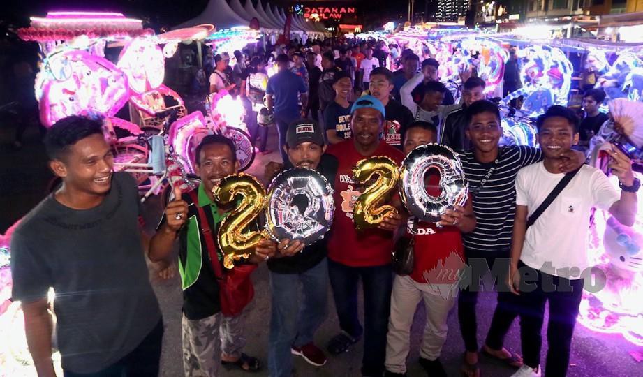 ANTARA Pengayuh beca yang menunggu detik sambutan ambang Tahun Baharu 2020 di perkarangan Dataran Pahlawan, Banda Hilir. FOTO Rasul Azli Samad
