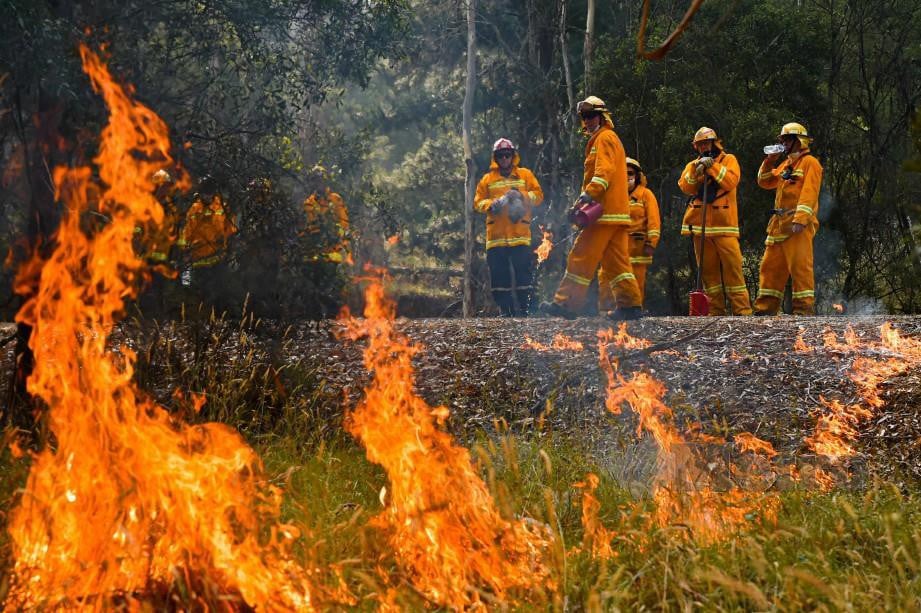 ANGGOTA Pihak Berkuasa Kebakaran Negara (CFA) melakukan kawalan kebakaran di barat Corryong, Victoria, Australia pada 7 Januari 2020. FOTO Reuters/State Control Centre Media/News Corp Australia