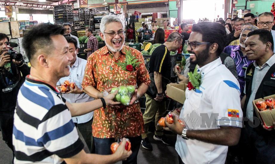 KHALID bersama Ahli Parlimen Batu, P Prabakaran melawat peniaga Pasar Borong Kuala Lumpur. FOTO Asyraf Hamzah.