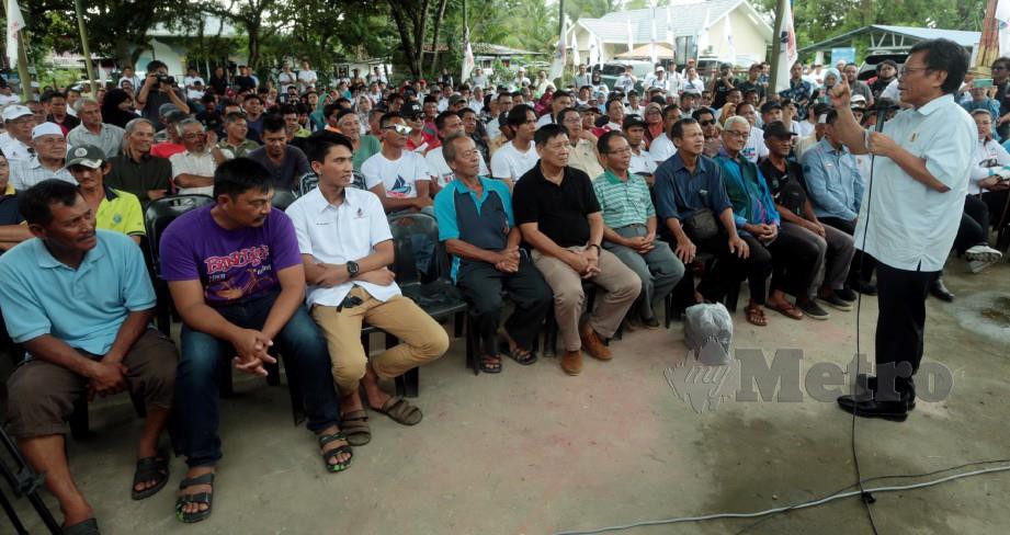 MOHD SHAFIE ketika berucap pada Majlis Bersama Komuniti Nelayan. FOTO Edmund Samunting.