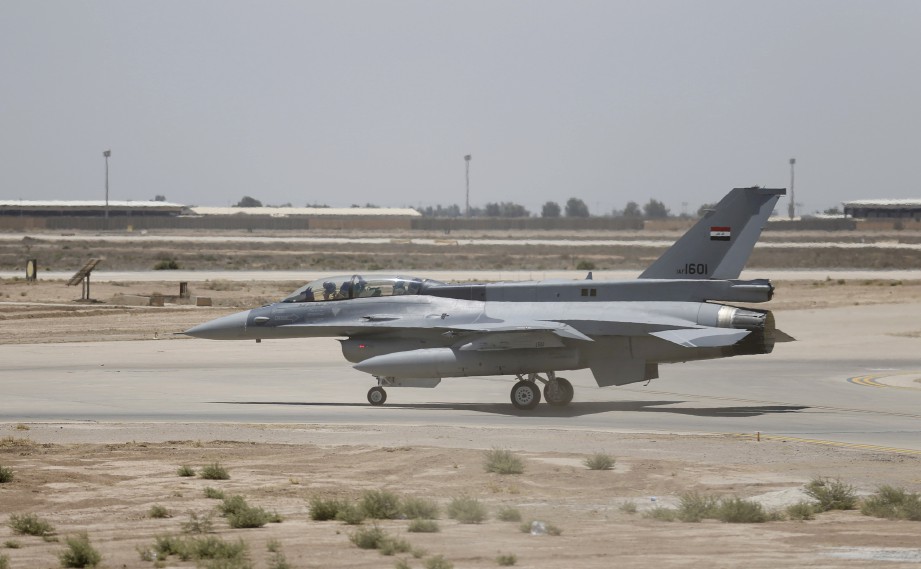 JET pejuang A U.S. F-16 di pangkalan tentera udara Balad. FOTO Reuters.
