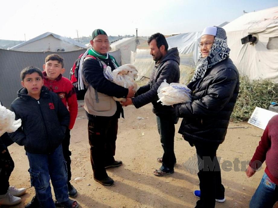 MUSLIM Care menyerahkan bantuan roti dan bekalan air bersih kepada pelarian Syria di Kem Muhemediya, Afrin, Syria.