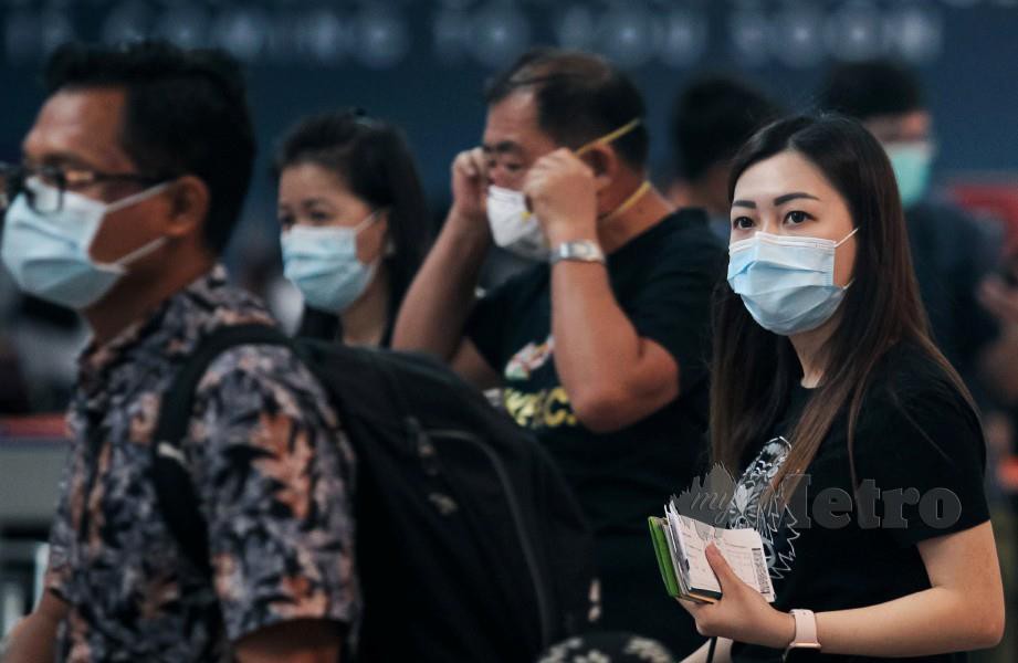 ORANG ramai memakai penutup muka dan hidung susulan penularan koronavirus. FOTO Luqman Hakim Zubir.