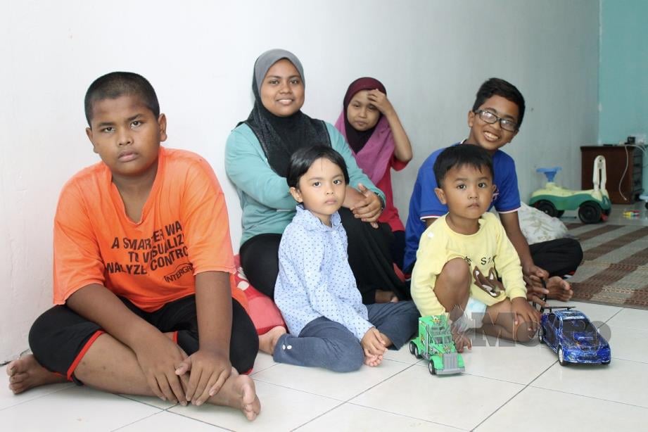 NOORAMILIYANA bersama enam daripada lapan adik-beradiknya yang kini berstatus yatim piatu selepas kematian bapa mereka. FOTO Mohd Amin Jalil