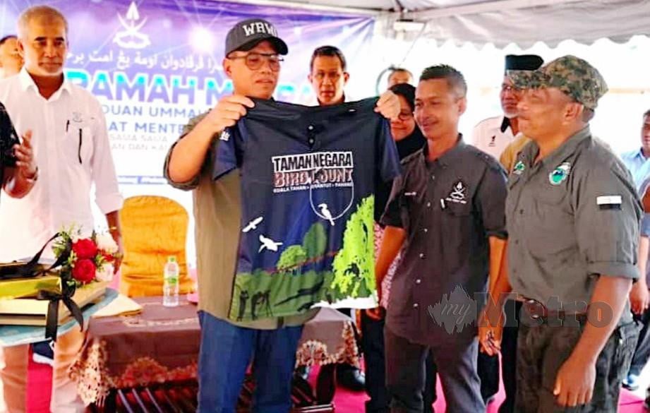 WAN Rosdy bersama penduduk Kuala Tahan. FOTO Ab Malek.