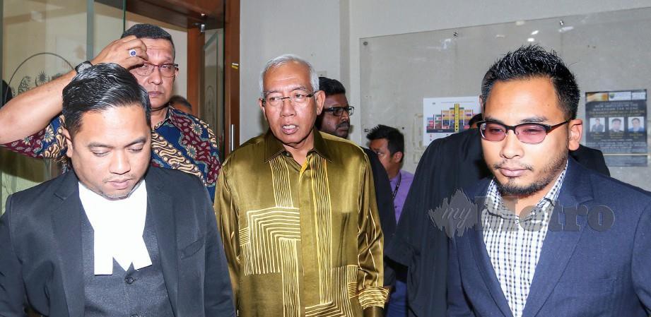 MAHDZIR (tengah) hadir pada perbicaraan kes rasuah Rosmah Mansor di Mahkamah Tinggi. FOTO Aswadi Alias.
