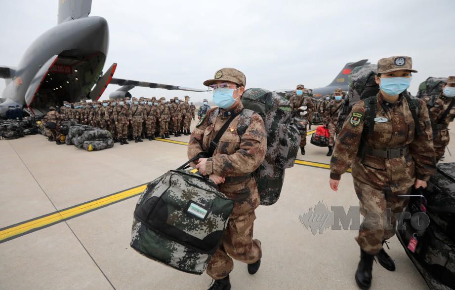  KAKITANGAN perubatan bersama bekalan ubat-ubatan tiba di Lapangan Terbang Antarabangsa Tianhe, Wuhan. FOTO Reuters.