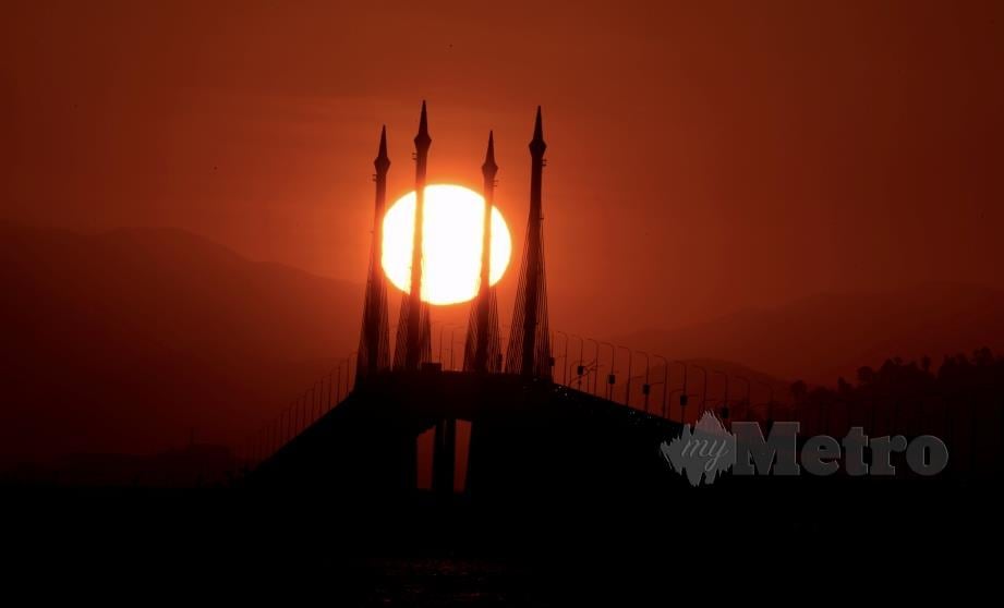 RAKAMAN matahari terbit di Jambatan Pulau Pinang. FOTO Bernama