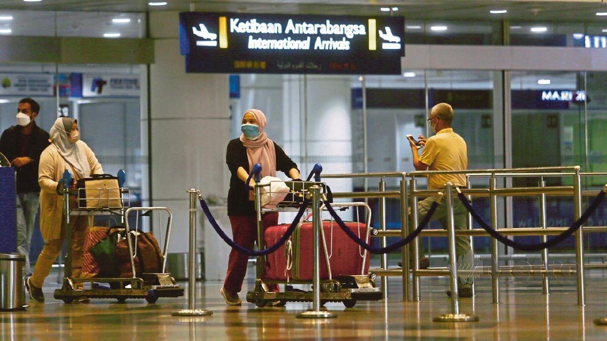 TINJAUAN pengembara warga negara dan warga asing di Lapangan Terbang Antarabangsa Kuala Lumpur (KLIA). FOTO Mohd Fadli Hamzah
