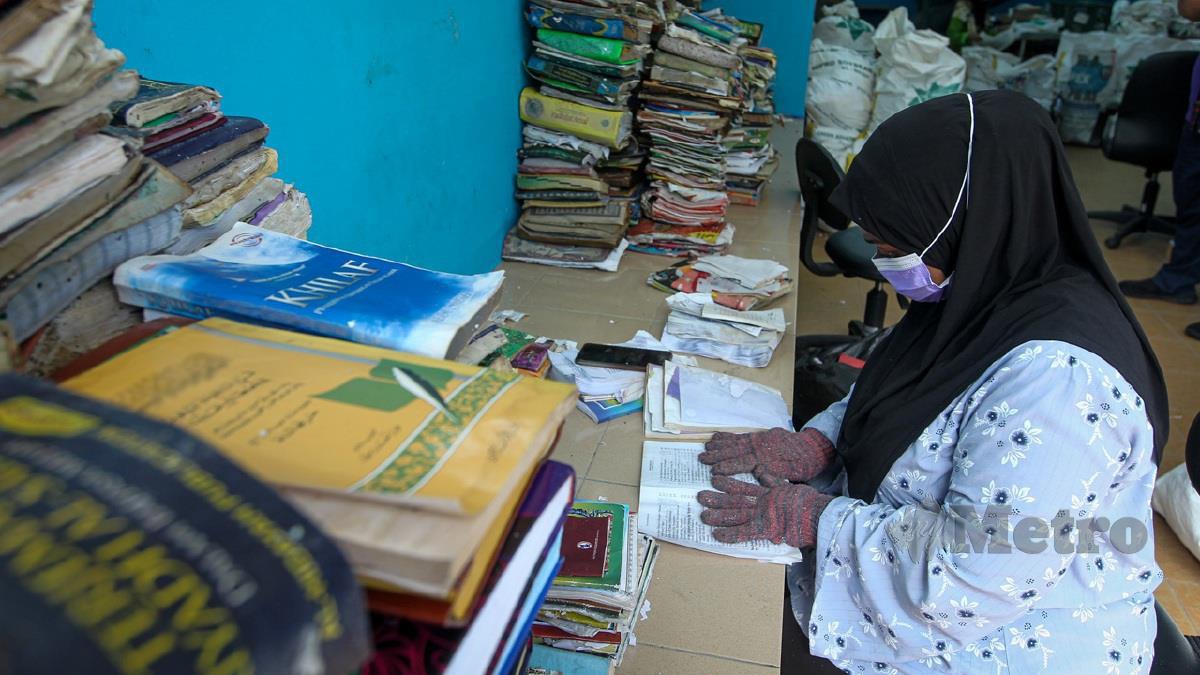 ROSMAWATI membantu menguruskan proses pelupusan al-Quran di Pusat Pelupusan al-Quran Darul Kalam. FOTO Aziah Azmee