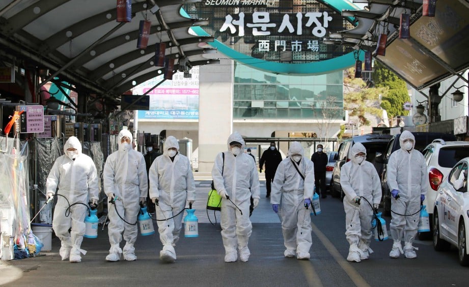 KERJA-kerja pensterilan dilakukan di sebuah pasar di Daegu untuk memerangi wabak Covid-19. FOTO Yonhap/AFP.