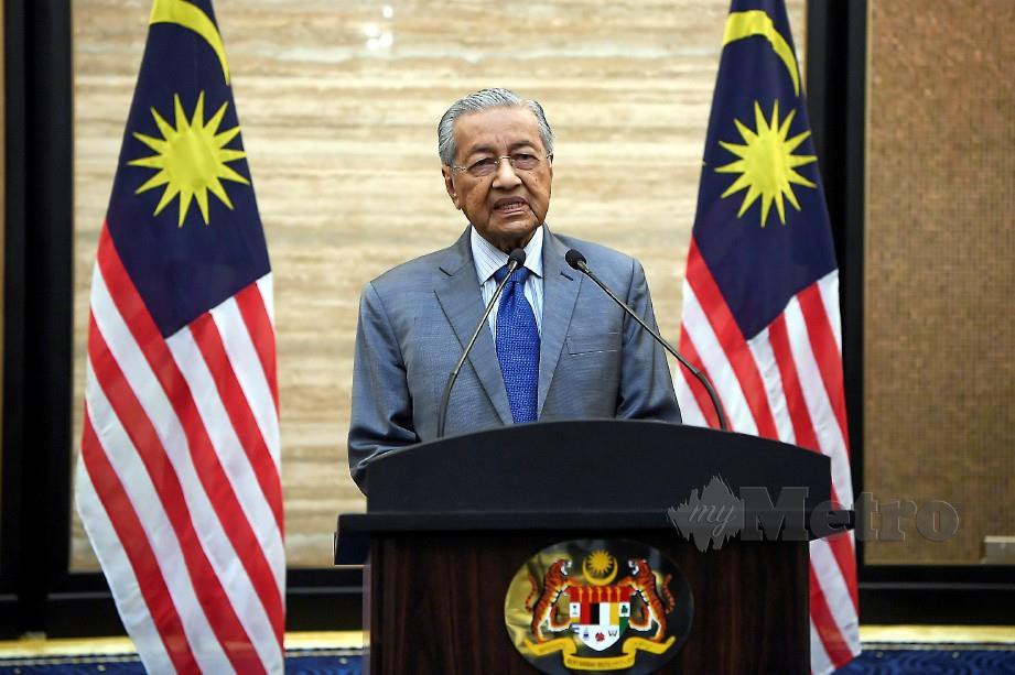 DR Mahathir menyampaikan perutusan khas di Bangunan Perdana Putra. FOTO Bernama