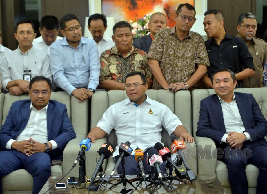 AMIRUDIN (duduk, tengah) bersama pemimpin pada sidang media di Kediaman Rasmi Menteri Besar Selangor. FOTO Faiz Anuar