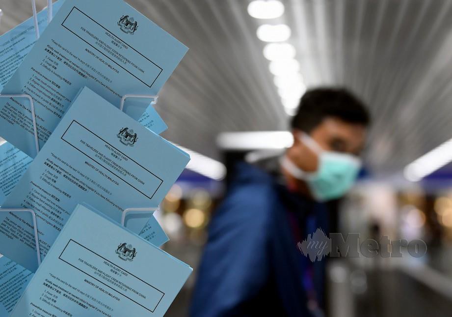 KEMENTERIAN Kesihatan turut meletakan risalah yang menyatakan kesan jangkitan COVID-19 di balai ketibaan Lapangan Terbang Antarabangsa Kuala Lumpur (KLIA) sebagai langkah-langkah pengawalan penyebaran wabak berkenaan. FOTO Bernama