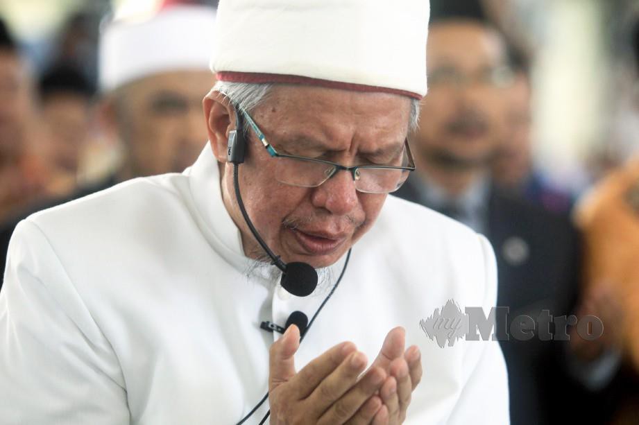 ZULKIFLI membacakan doa selepas mengimamkan solat sunat di majlis Tausiyah 'Am Agensi-Agensi Agama di Putrajaya, semalam. FOTO Mohd Fadli Hamzah
