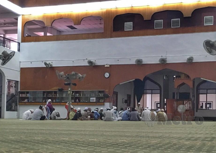 TINJAUAN di Masjid Seri Petaling, Jumaat lalu susulan warga emas positif Covid-19 selepas menghadiri ‘ijtimak tabligh’ di masjid itu. FOTO Aswadi Alias
