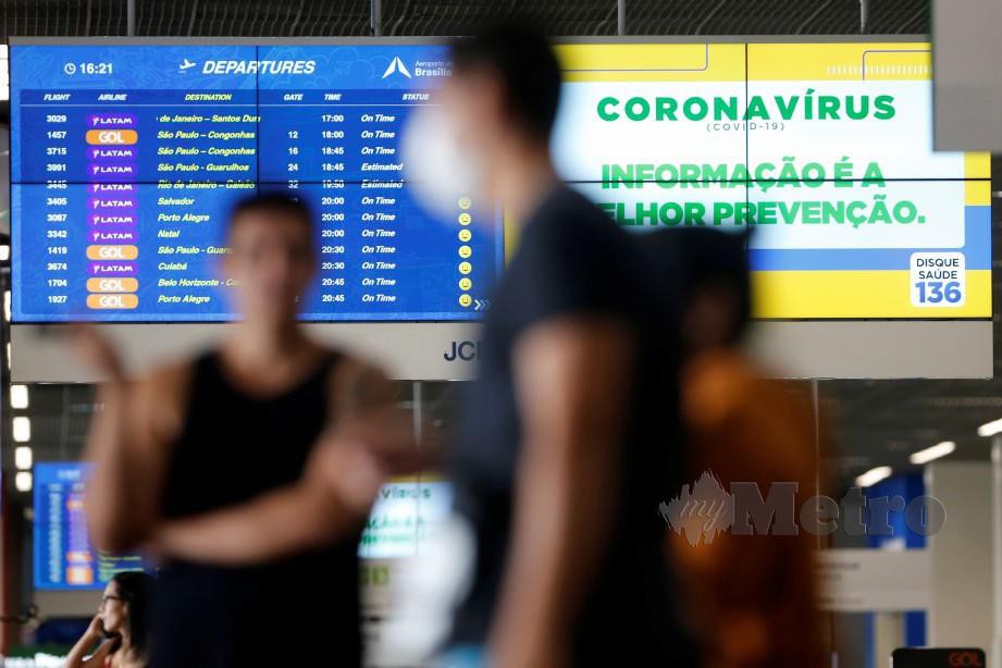 GAMBAR hiasan. Jadual pelepasan di Lapangan Terbang Antarabangsa Brazil ketika penularan wabak Covid-19, kelmarin. FOTO Reuters