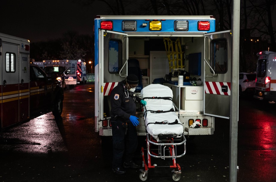 KAKITANGAN EMS berada di luar Jabatan Kecemasan Hospital St. Barnabas. FOTO AFP.