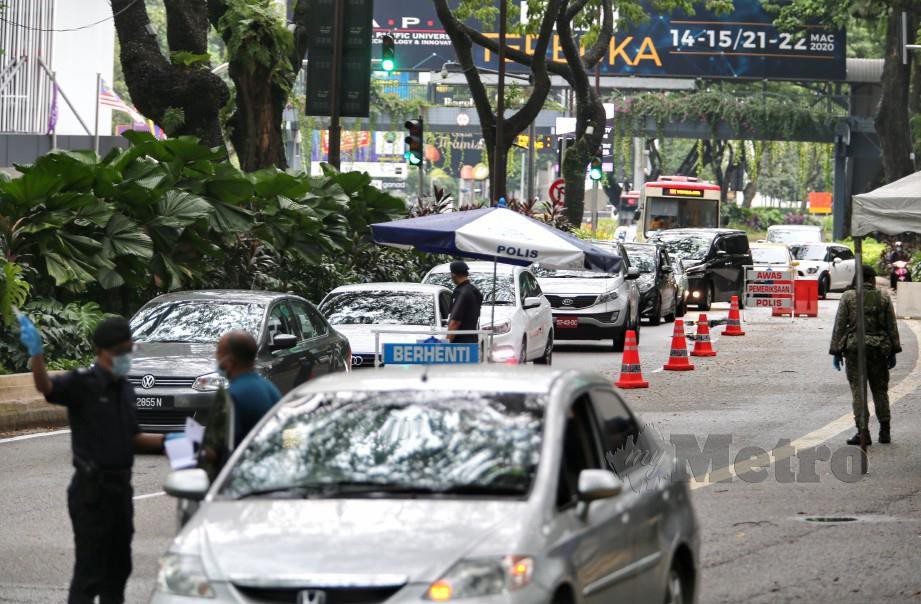 SEKATAN jalan raya di Jalan Ampang, Kuala Lumpur, semalam berikutaan Perintah Kawalan Pergerakan (PKP) susulan Covid-19. FOTO Aswadi Alias