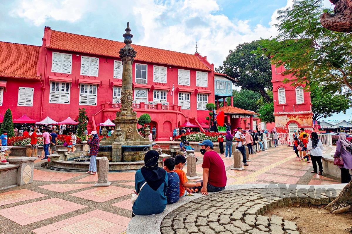 PELANCONG di Stadhuys atau lebih dikenali dengan ‘Bangunan Merah’ di Bandar Hilir, Melaka, pada 2022. FOTO arkib NSTP