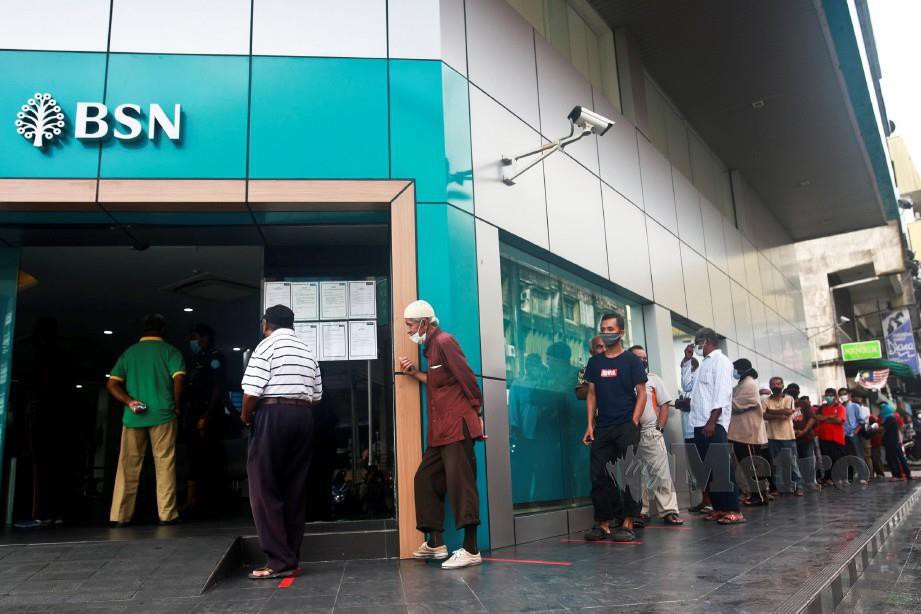 ORANG ramai beratur menunggu giliran untuk memeriksa dan mendapatkan wang BPN di Kuala Terengganu, 6 April lalu. FOTO Ghazali Kori