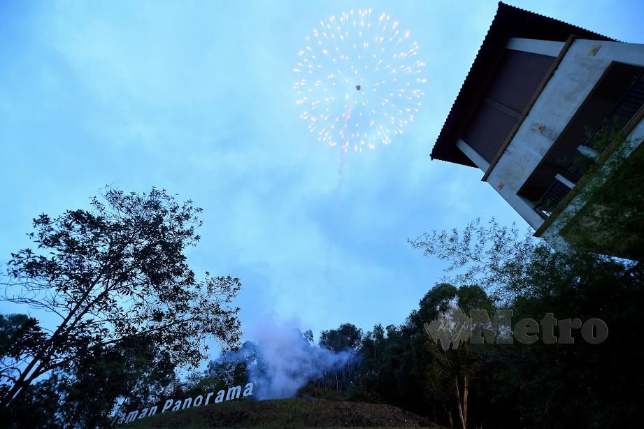 PERCIKAN bunga api selepas bedil diletupkan dengan menggunakan alat kawalan jauh oleh Shafuan bagi menandakan waktu berbuka puasa ketika tinjauan di Bukit Panorama, semalam. FOTO Bernama