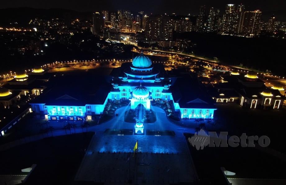 ISTANA Negara turut sama menyertai kempen ‘Light It Blue’ yang melibatkan beberapa bangunan ikonik di seluruh Wilayah Persekutuan Kuala Lumpur, Putrajaya dan Labuan bermula malam 30 April hingga 3 Mei bagi menghargai jasa petugas barisan hadapan melawan wabak pandemik Covid-19. FOTO Bernama