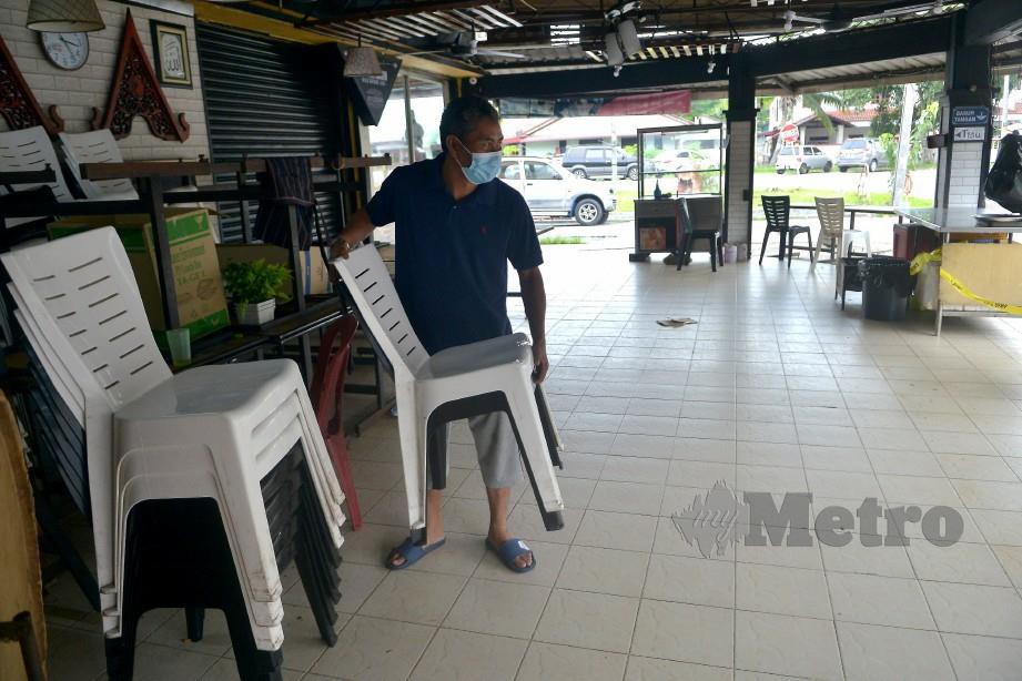 PEMILIK restoran di Telok Gadong, Klang, Mohd Zaid Salleh, 52, menyusun meja dan kerusi bagi membuat persediaan awal sejurus kerajaan mengumumkan hampir semua sektor ekonomi dan aktiviti perniagaan akan dibenarkan beroperasi mulai 4 Mei ini, tertakluk kepada syarat dan penguatkuasaan standard prosedur operasi (SOP). FOTO Faiz Anuar
