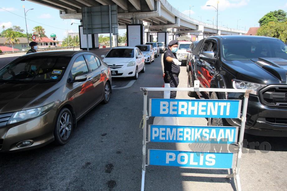 ANGGOTA polis bersama Angkatan Tentera Malaysia (ATM) menjalankan pemeriksaan terhadap pengguna jalan raya di Jalan Sultan Yahya Petra yang menjadi antara laluan utama ke bandar Kota Bharu berikutan pelaksanaan Perintah Kawalan Pergerakan Bersyarat (PKPB). FOTO Nik Abdullah Nik Omar