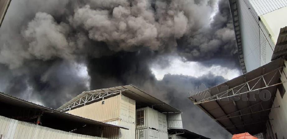 KEBAKARAN kilang di Taman Industri, Meru. FOTO ihsan Bomba