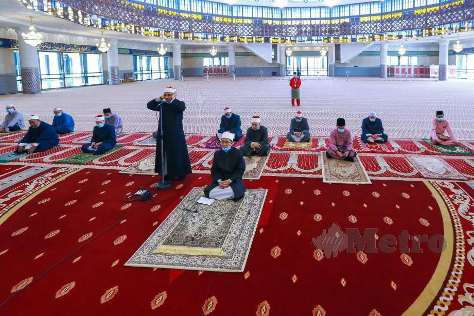 JEMAAH menunaikan solat Jumaat di Masjid Negara mengikut SOP PKPB bagi membendung penularan wabak Covid-19. FOTO Asyraf Hamzah