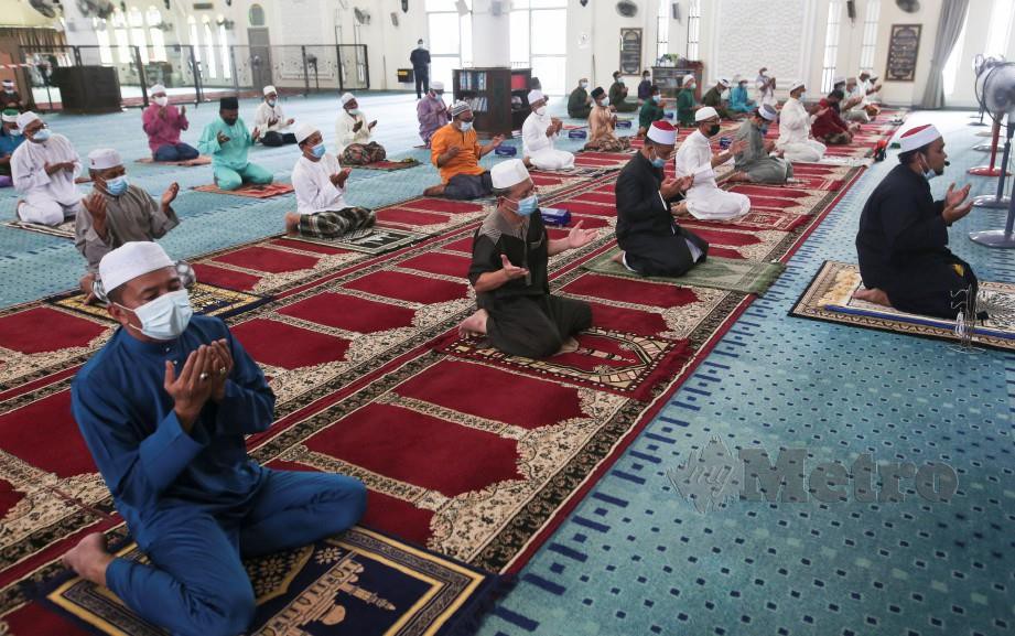 JEMAAH berdoa selepas menunaikan solat Jumaat di Masjid Sultanah Nur Zahirah, Marang, 22 Mei lalu. FOTO Ghazali Kori